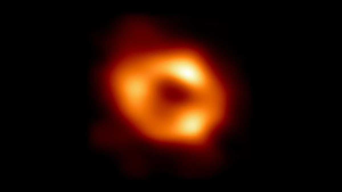 Таинственный объект возле черной дыры посылает сигналы на Землю – что узнали ученые