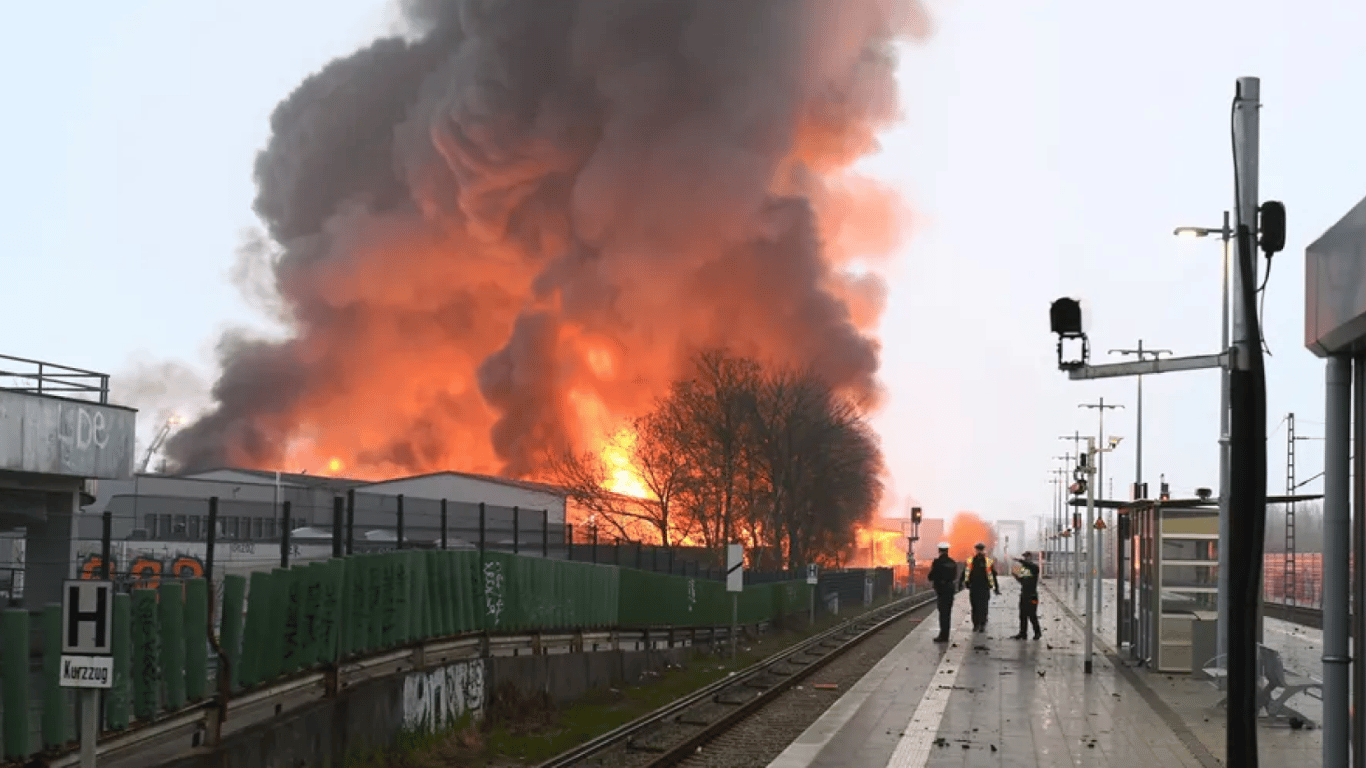 Пожар в Гамбурге: жителей предупредили о ядовитом облаке дыма