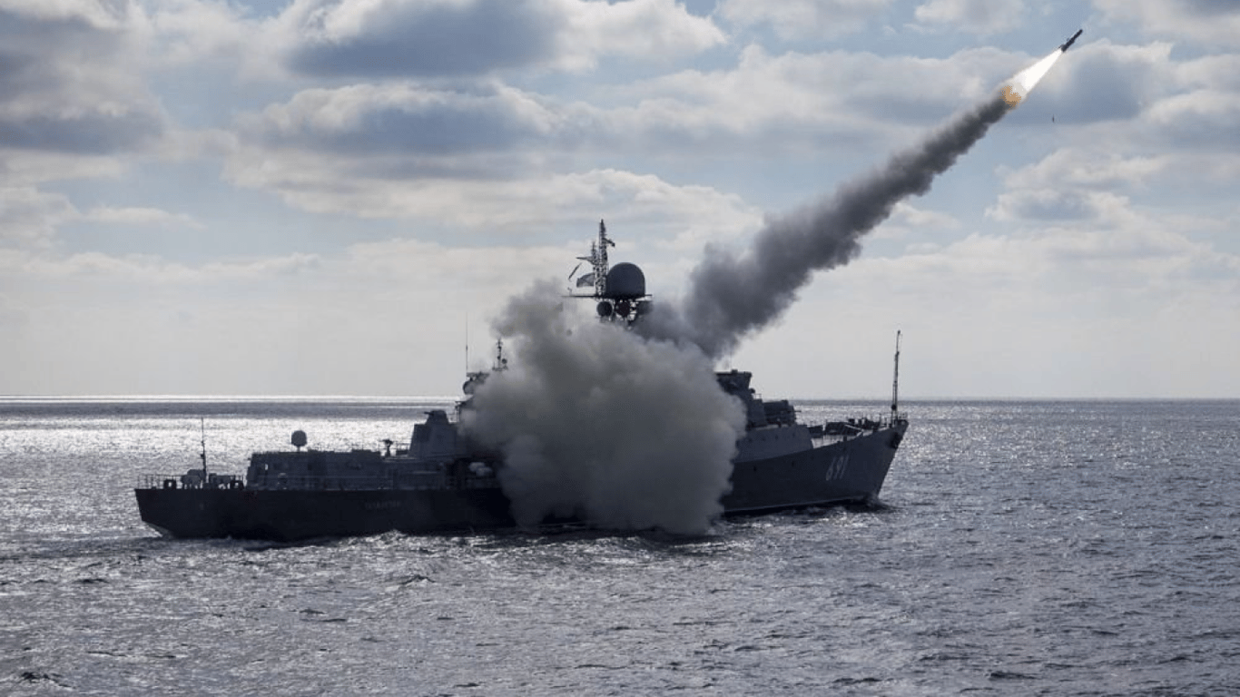 Ворог вивів ракетоносій на чергування — яка є загроза у Чорному морі