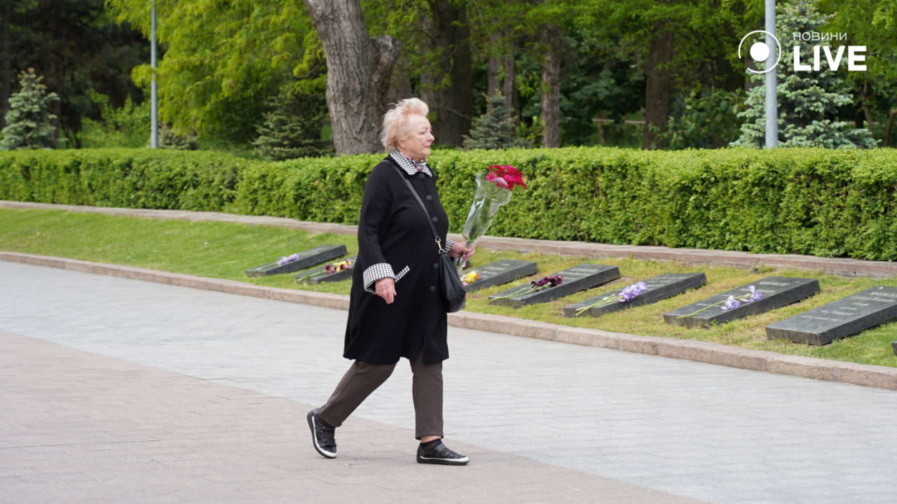 Одесити несуть квіти да пам'ятних місць — яка ситуація на Алеї слави - фото 2