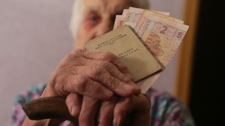 Відкладайте самостійно — у Мінсоцполітики дали невтішний прогноз щодо пенсій в Україні - 285x160