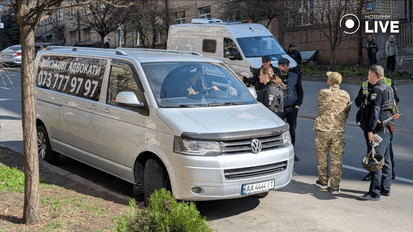 Біля ТЦК у Києві перекрили дорогу