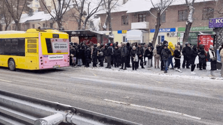 Остановки на левом берегу Киева перегружены — видео - 290x160