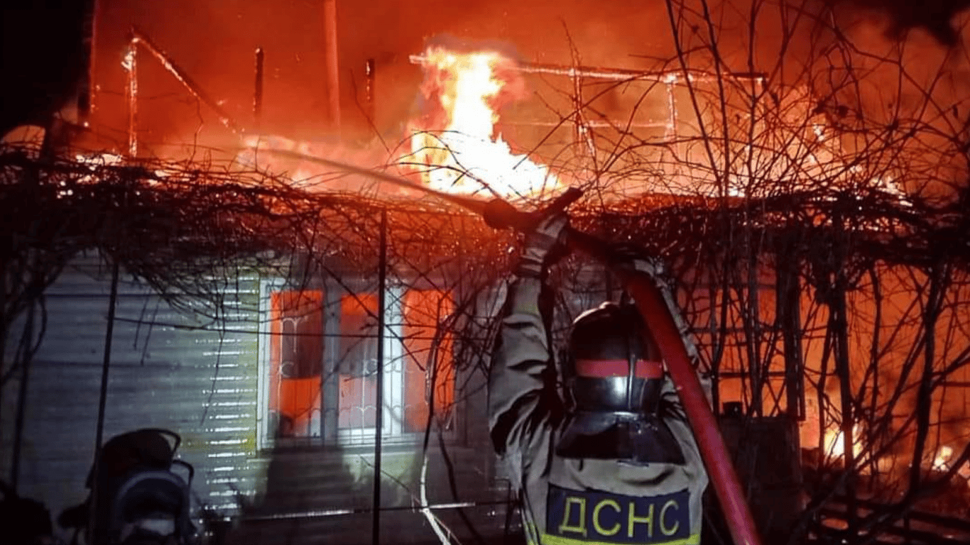 На Київщині на пожежі врятуватли від вогню п'ятьох дорослих і двох дітей