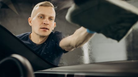 Як очистити лобове скло авто за копійки: простий домашній метод - 290x160