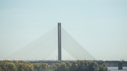У Києві повністю перекрили рух Південним мостом - 290x166