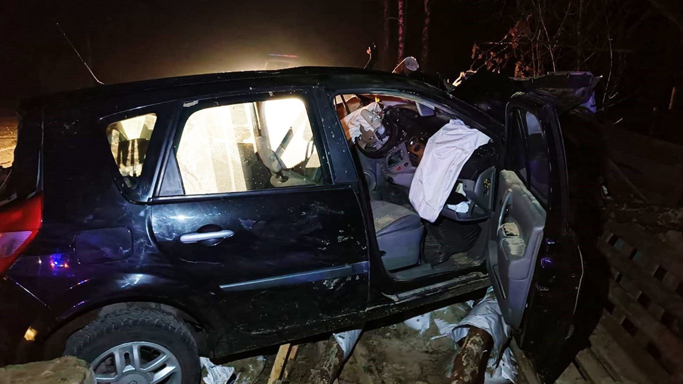 На Черниговщине произошло смертельное ДТП — авто вылетело на сооружение блокпоста