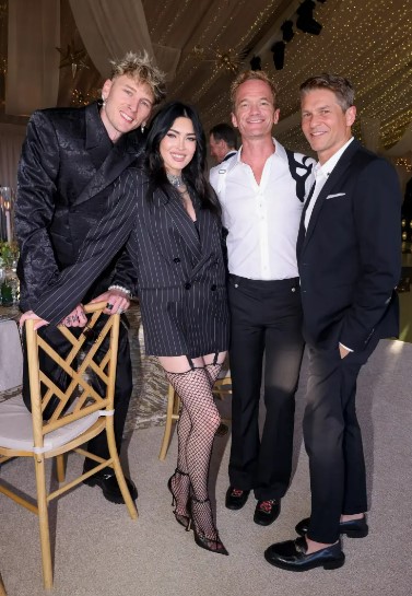 У стриманому костюмі та панчохах — зваблива Меган Фокс відвідала вечірку у спокусливому образі - фото 1