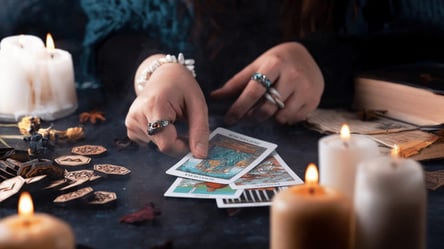 Tarot horoscope for all zodiac signs on November 19, 2025 - 285x160