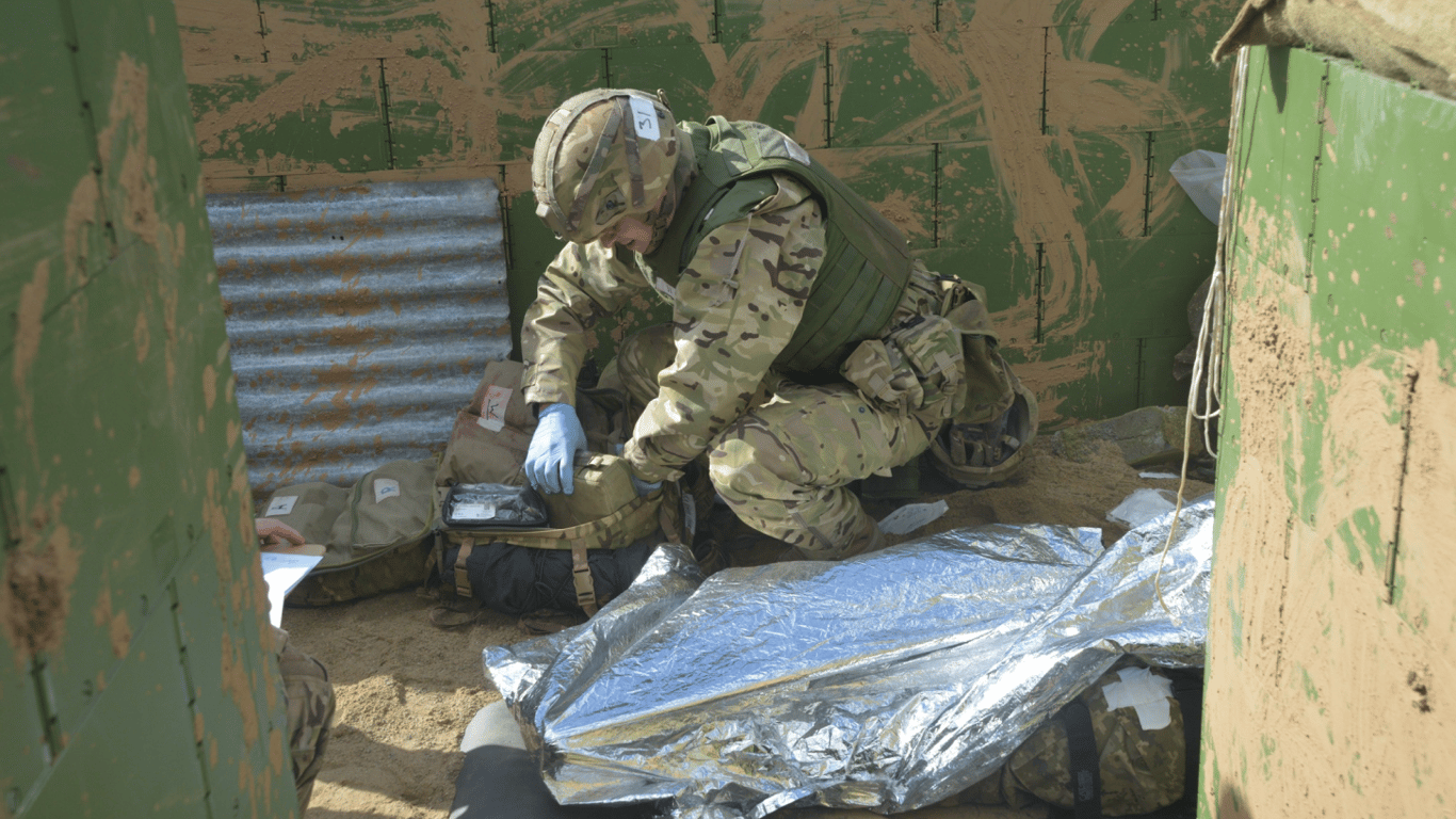 Українські військові пройшли навчання з тактичної медицини у Британії — кадри від Генштабу