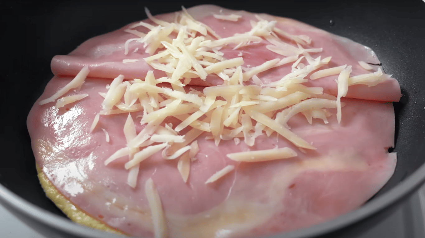 смачний вівсяний млинець з шинкою та сиром за 5 хвилин