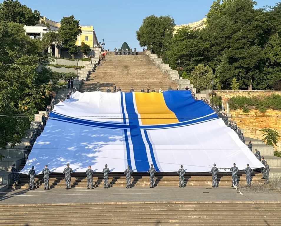 В центрі Одеси розгорнули найбільший прапор ВМС України — фото - фото 1