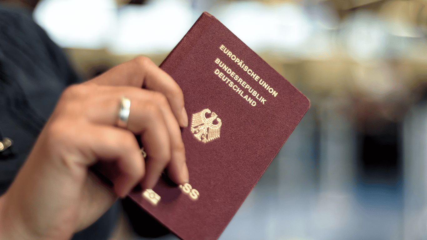 Німеччина спростила процедуру набуття громадянства для іноземців
