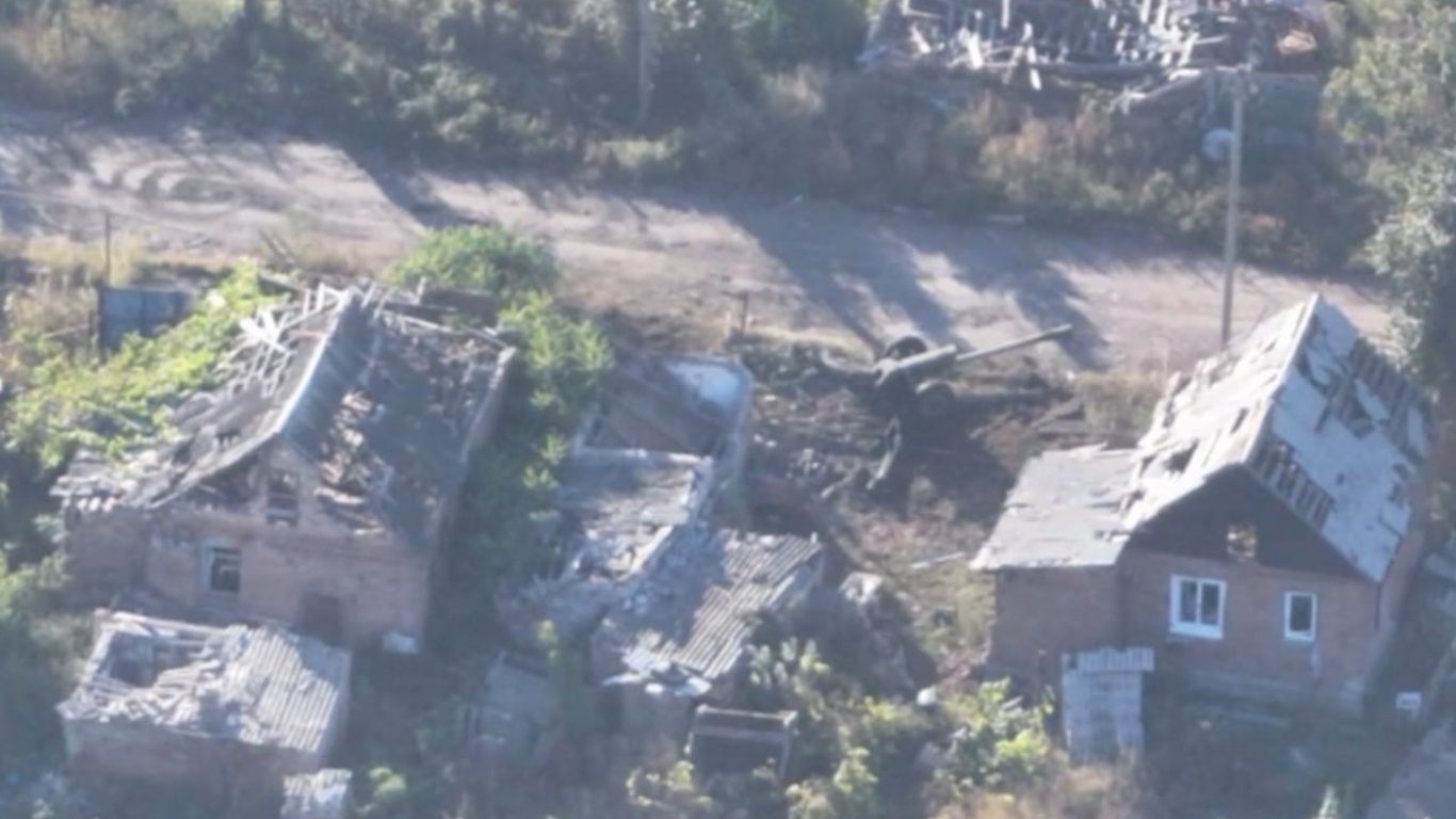 ВСУ ювелирно уничтожили стоящую среди жилых домов российскую гаубицу