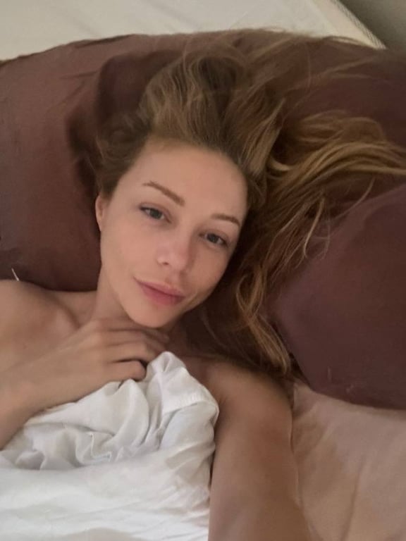 Тіна Кароль на ранкових селфі