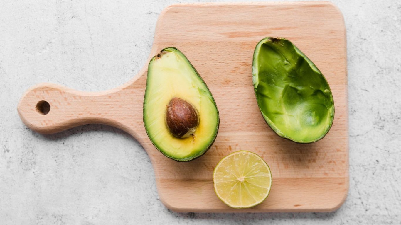 Як зберігати авокадо в холодильнику цілий чи половинку