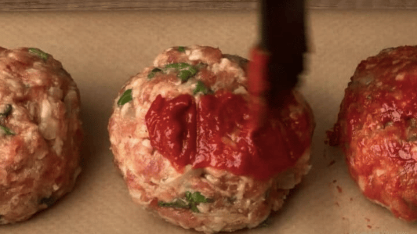 a simple recipe for cutlets, you will need 500 g of minced meat and 2 eggs