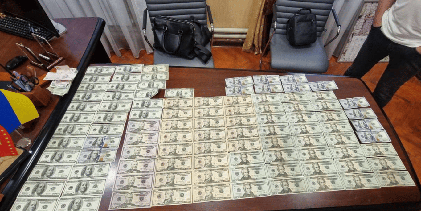 Посадовці Одещини отримали 40 000