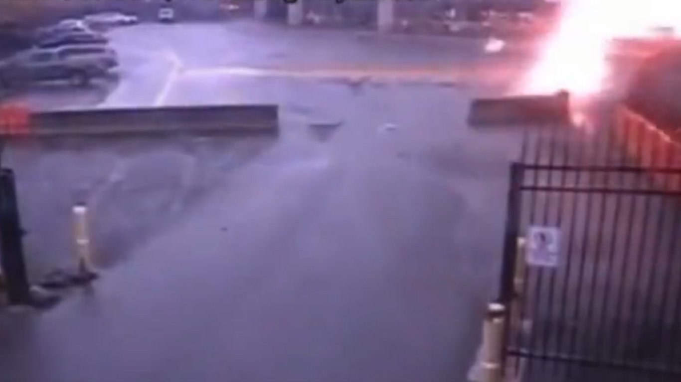 Момент взрыва авто на границе США и Канады попал на видео