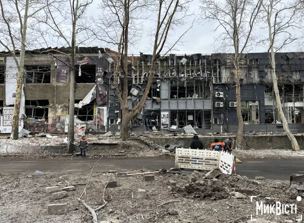 У Миколаєві дрон вибухнув на дитячому майданчику — фото наслідків - фото 3