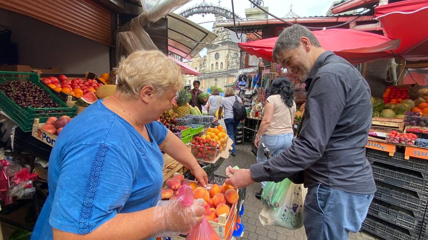 Арбузы и дыни на рынках Львова — какие цены и есть ли спрос - 250x140