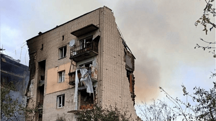 РФ зруйнувала під'їзд будинку в Херсоні та поранила трьох людей: деталі - 304x171