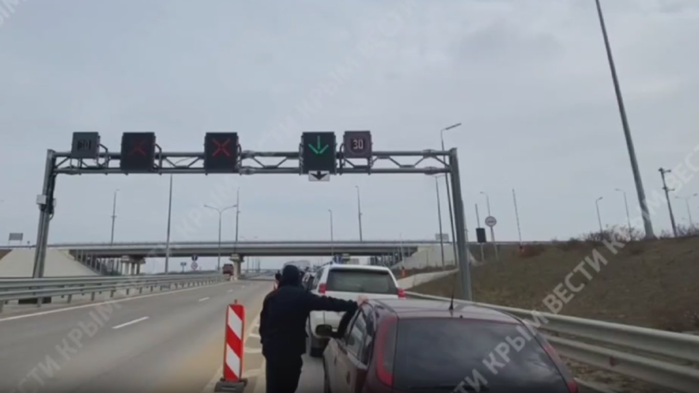 Перед Кримським мостом утворилися кілометрові затори: окупанти перевіряють автівки