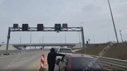 Перед Крымским мостом образовались километровые пробки: оккупанты проверяют автомобили - 285x160