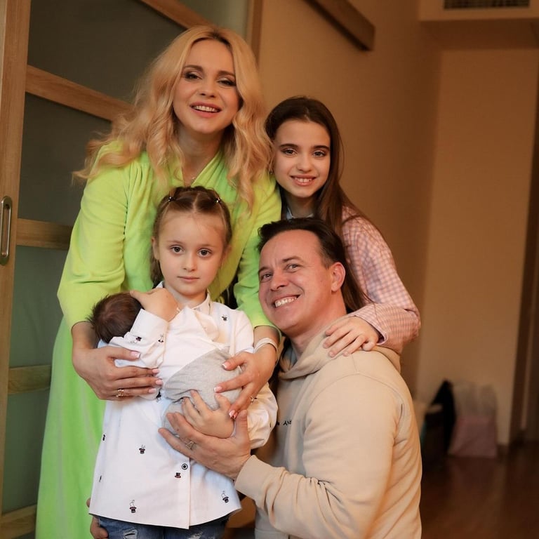 Лилия Ребрик со своим мужем и тремя дочерьми