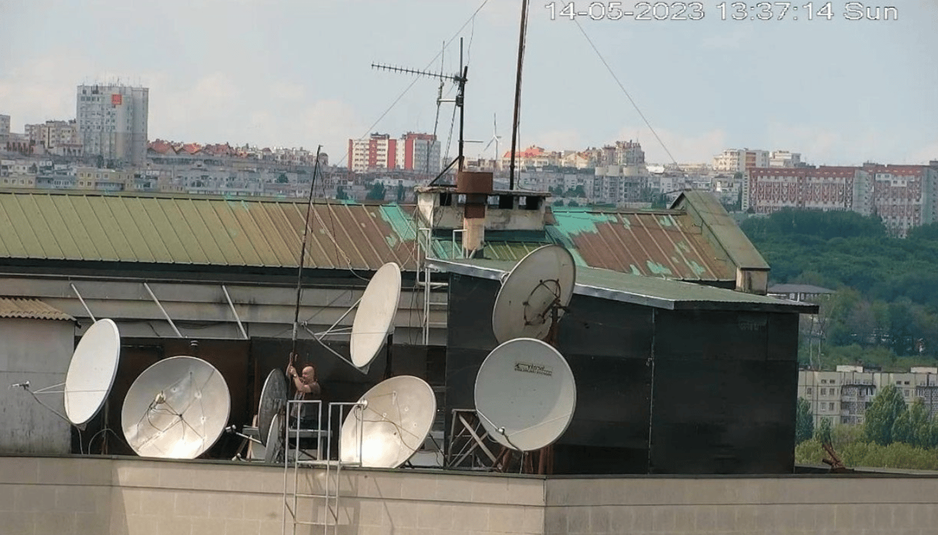 Антенны на крыше посольства РФ в Кишиневе. Фото: theins.ru