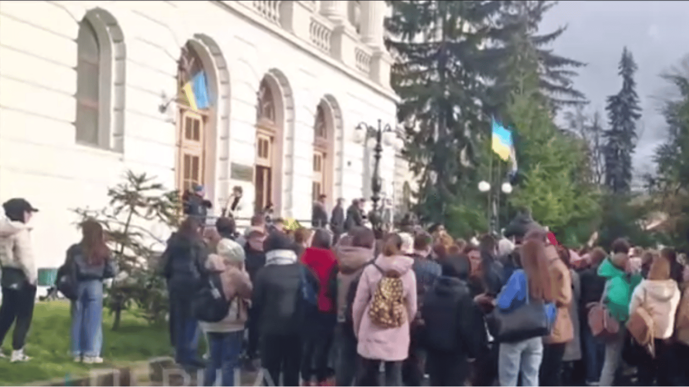 Фарион в отставку — у Львовской политехники проходит митинг студентов