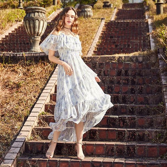 Молодая девушка в платье с мелким цветочным принтом