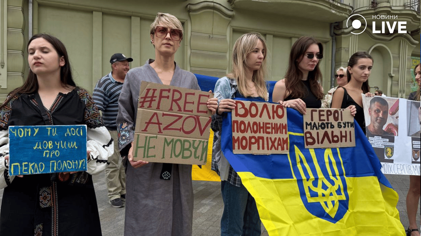 В Одесі на Дерибасівській пройшла акція Free Azov — фоторепортаж - фото 5