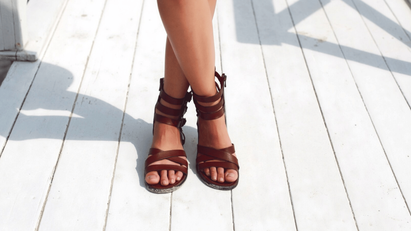 Stylish minimalism — tanga sandals are in fashion - 250x140