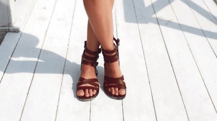 Stylish minimalism — tanga sandals are in fashion - 285x160