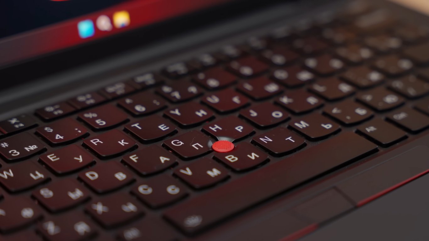 Что за красная "кнопка" на ноутбуке Lenovo ThinkPad: не все об этом знают