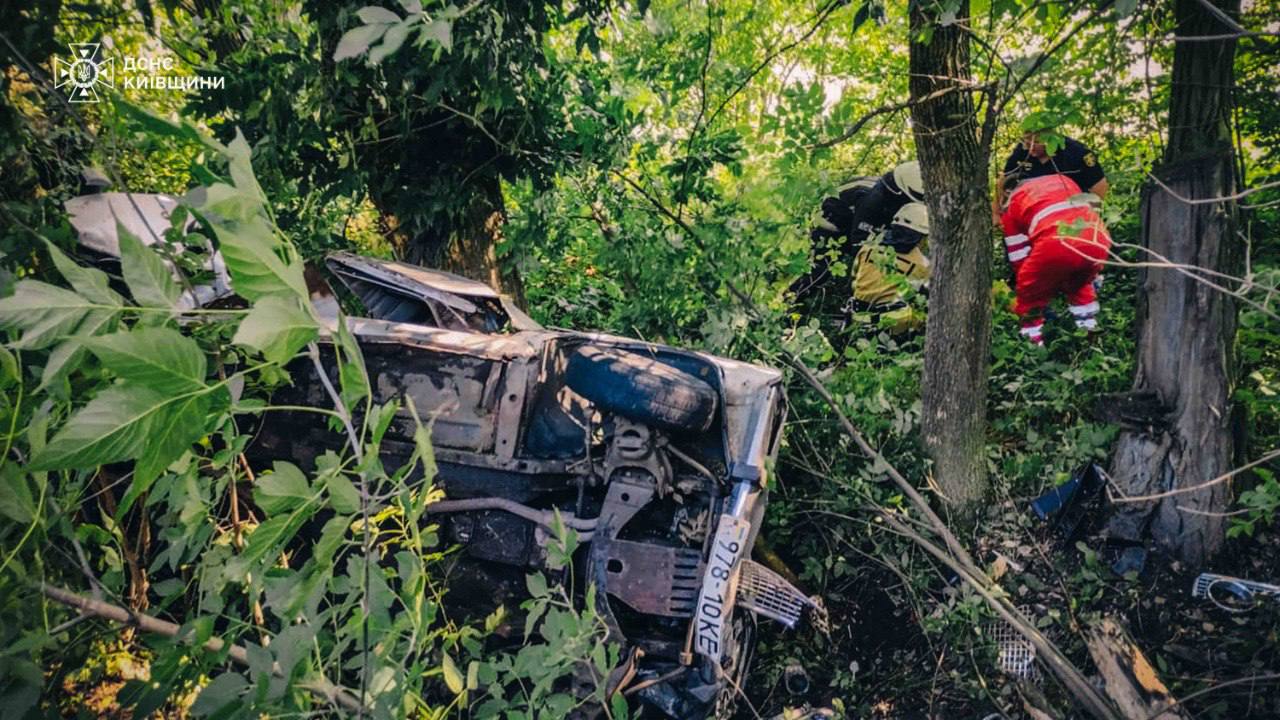 В Киевской области сразу шесть человек попали в ДТП — легковое авто протаранило дерево - фото 1