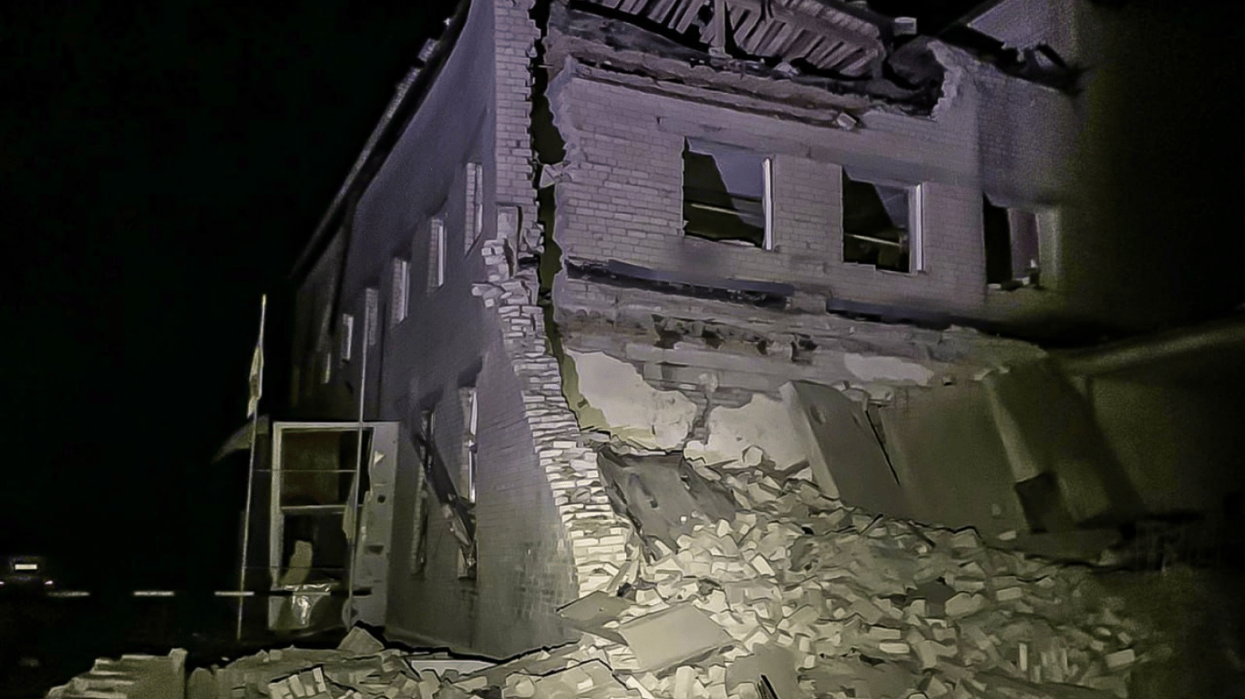Окупанти вдарили по будівлі ДСНС на Харківщині — там було шестеро рятувальників