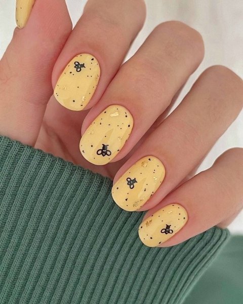 Масляный маникюр с мелким дизайном