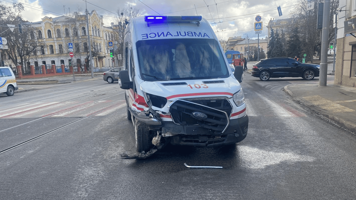 В Харькове карета скорой помощи влетела в легковушку — детали