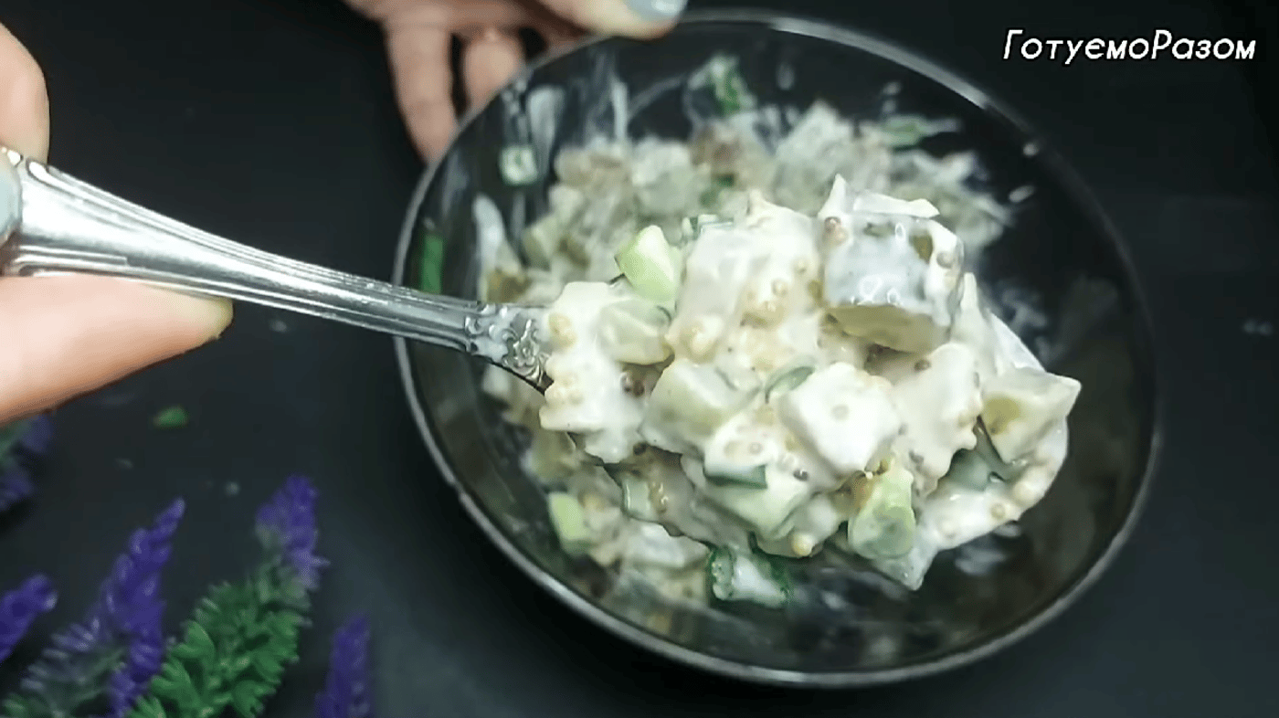 Намазка на хліб з оселедцем, огірком та сметаною - простий рецепт