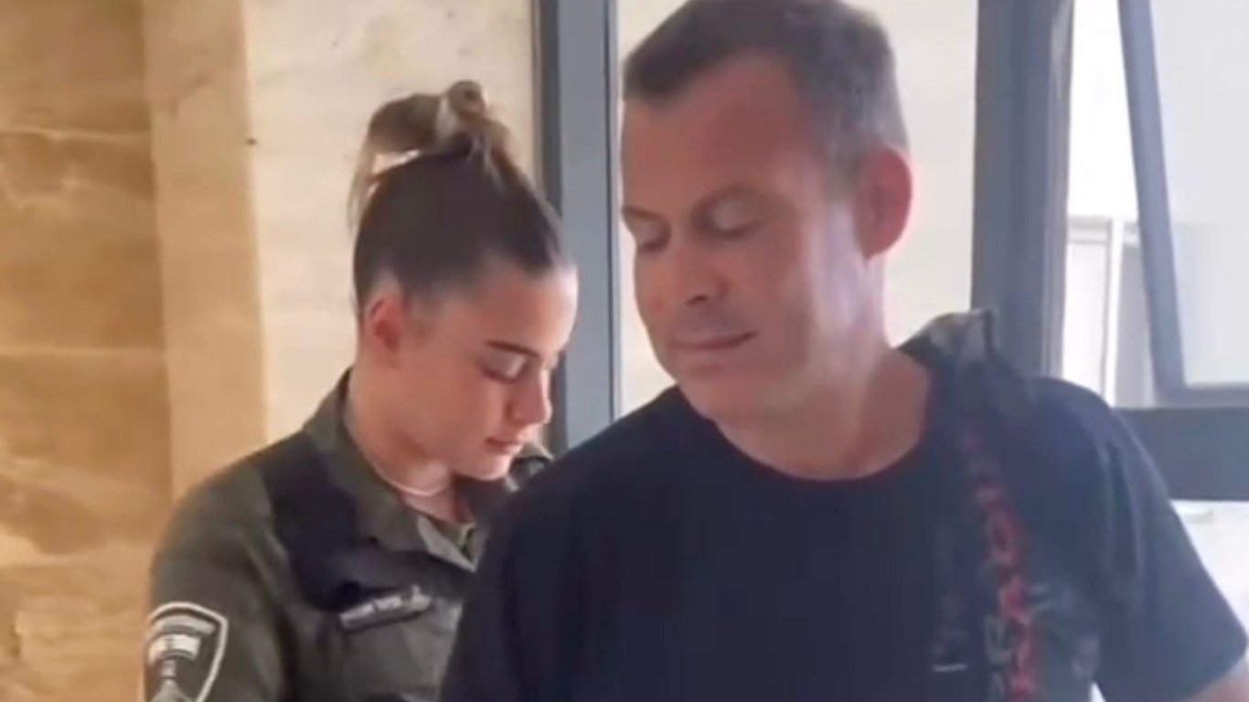 Мешканка Ізраїлю оприлюднила відео, як донька збирається на війну: щемливі кадри