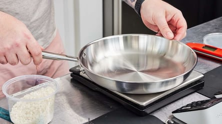 Как готовить, чтобы к сковороде не прилипала еда — хитрость шеф-повара - 290x166