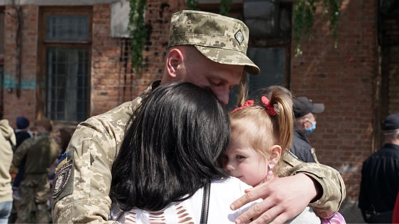 Как поддержать человека, чьи родные на фронте — семь важных шагов