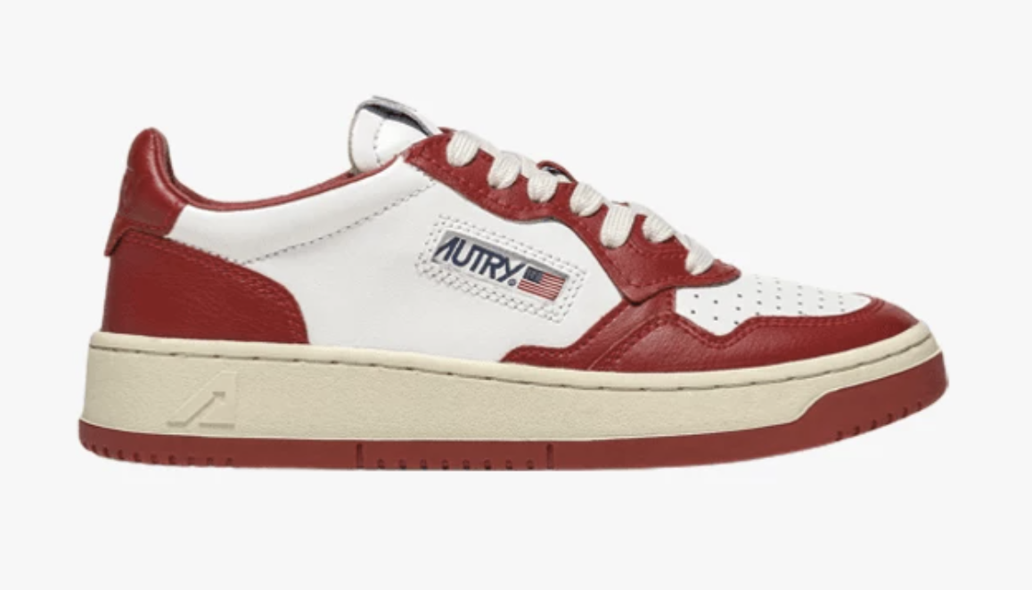 Трендові кросівки є у різних кольорах