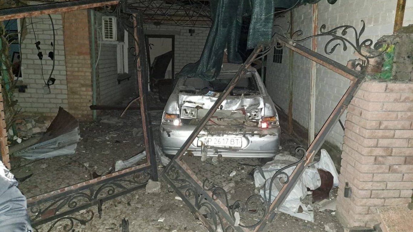 Российские оккупанты в ночь на 29 декабря обстреляли пригород Запорожья: фото последствий