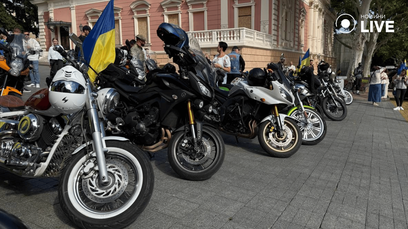 Одесити з прапорами влаштували гучний автопробіг — фото - фото 1