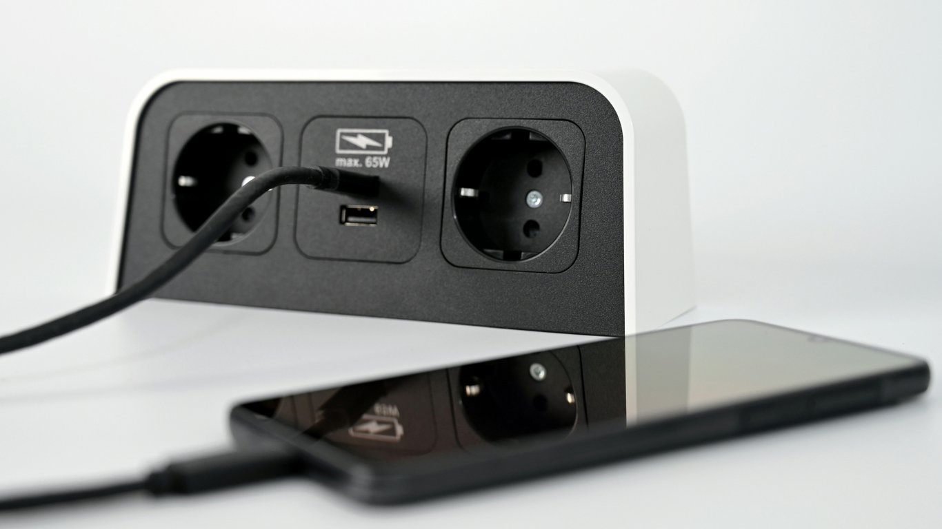 Чи безпечно заряджати смартфон через USB-порт у розетці