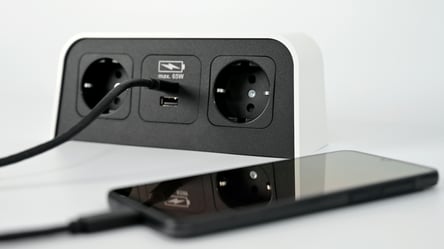 Чому не завжди безпечно заряджати смартфон через USB-розетку - 285x160