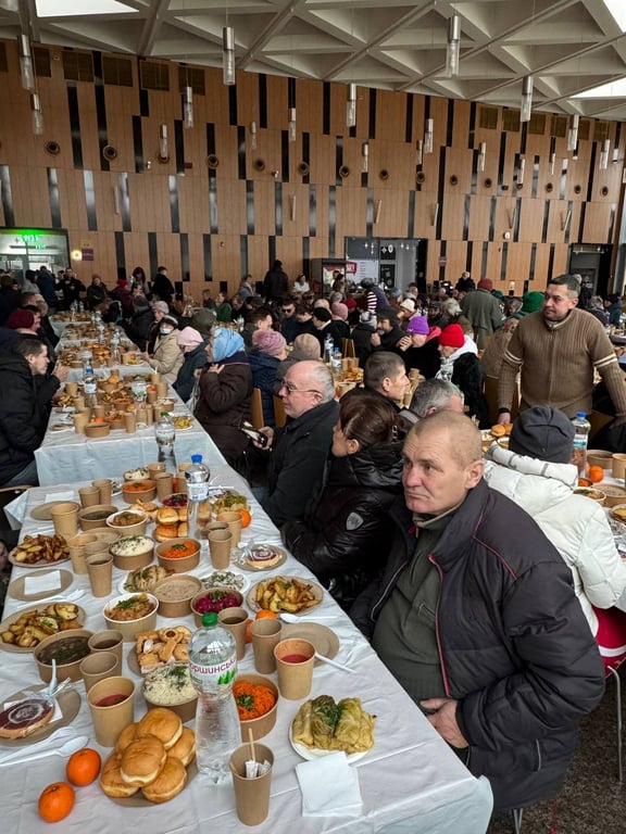 У Львові потребуючих пригостили різдвяними вечерями — фото - фото 2